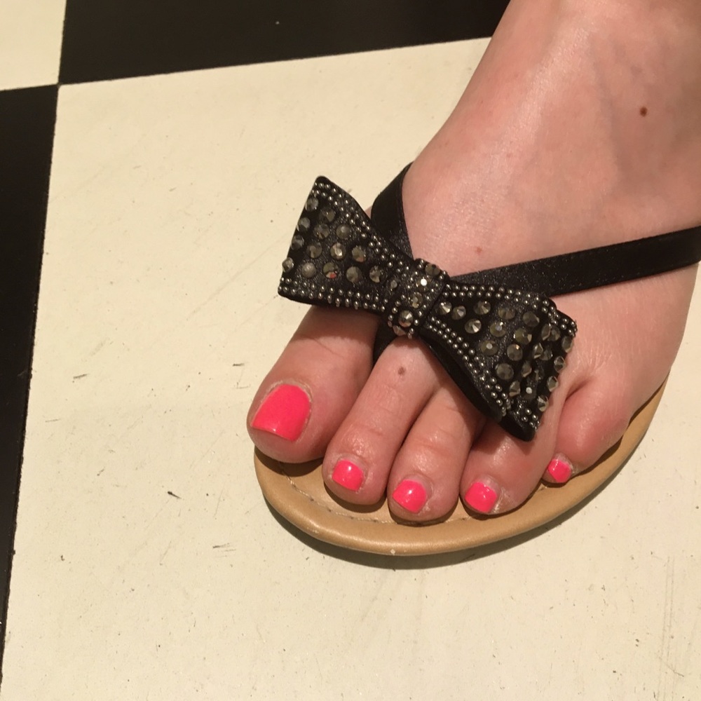 Bow tie flip flop sandals